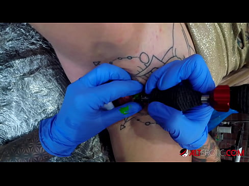 ❤️ Tsis tshua muaj tattooed hottie Sully Savage tau txais tattoo ntawm nws clitoris ☑  Fucking video  ntawm porn hmn.slowheat.top ﹏